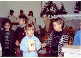 Kinder bringen Ihre Gaben zum Altar