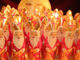 Die Verwandlung von Weihnachtsm�nnern zu Weihnachtsbisch�fen ist abgeschlossen.