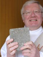 Dr. Georg Zenk mit dem Stein der lebendigen Kirche