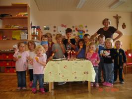 Buben und M�dchen mit Kindergartenleitung freuen sich �ber ihren neuen Gruppenraum