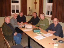 Die komplette Kirchenverwaltung im Jahr 2011 tagte auf neuer Bestuhlung im Pfarrheim. Von links G�nther Dobner, Heinz Kraus (Kirchenpfleger), Pfarrer Ignatius Kobus, Roland Betz, Michael H�fner und Pfarrgemeinderatsvorsitzender Michael Brauer. 