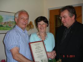 Berta Schneider wurde f�r ihr Ehrenamt als Leiterin des �kumenischen Seniorenkreises Theisenort geehrt (von links) Heinz Kraus, Berta Schneider und Pfarrer Ignacy Kobus