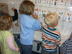 Kinder beim Z�hneputzen