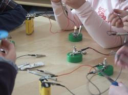 Kinder beim Experimentieren